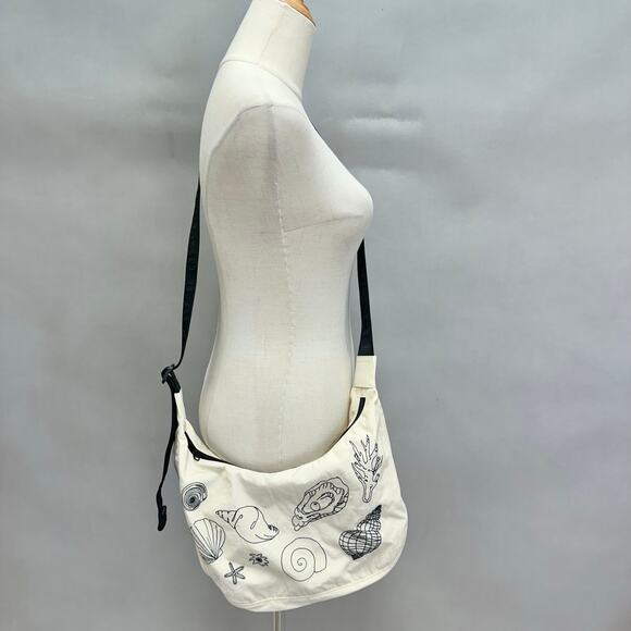 Baggu Medium nylon crescent bag in Embroidered Shells crossbody adjustable NWT - Picture 2 of 16